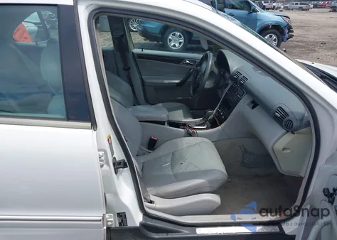 2001 Mercedes-Benz C 240 z USA, uszkodzony, nr VIN WDBRF61J61F082443